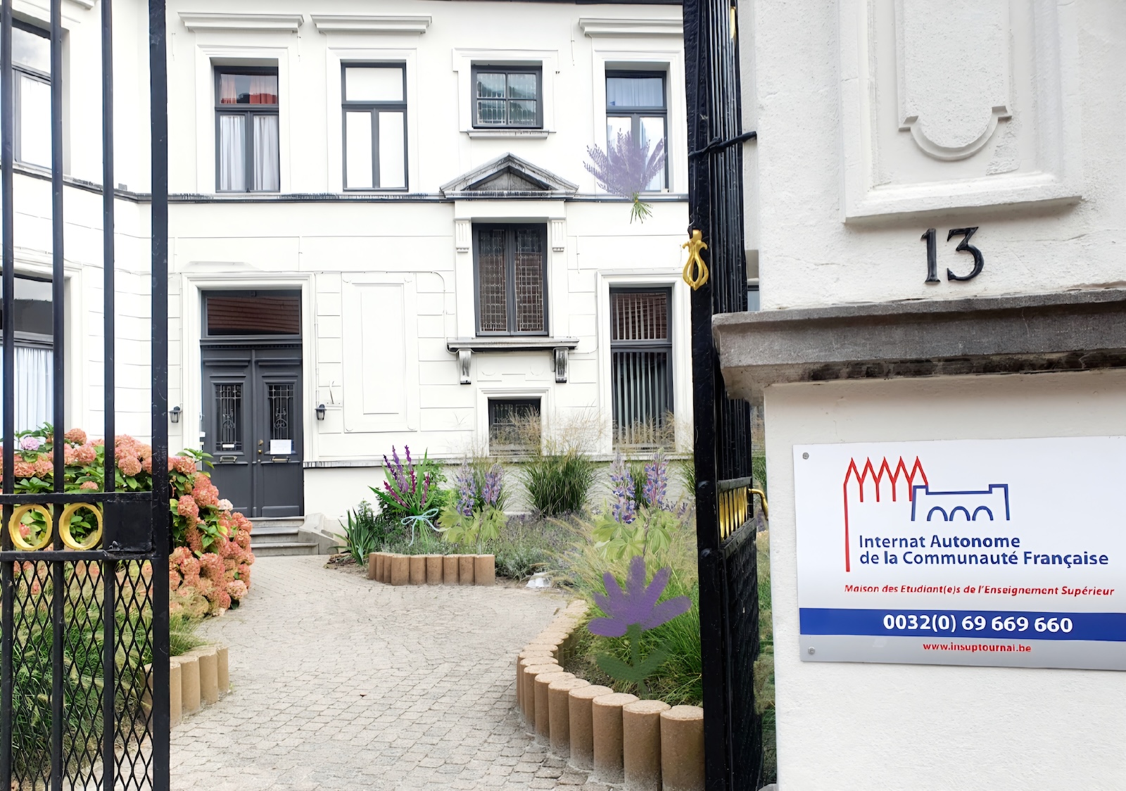 Entrée extérieure de l'internat